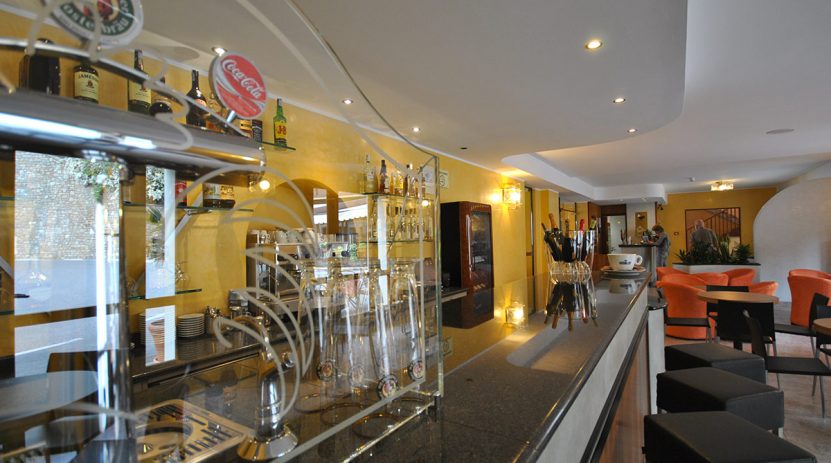 Il Bancone del bar presso l'Hotel Gallo a Tignale sil Lago di Garda