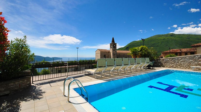 Piscina dell'Hotel Gallo, situato a Tignale sul lago di Garda