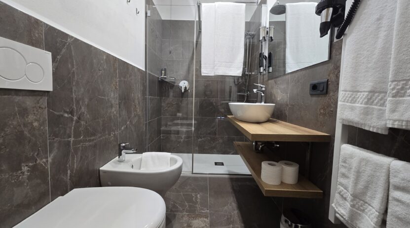 Bagno camera Orchidea Hotel Gallo Tignale lago di Garda
