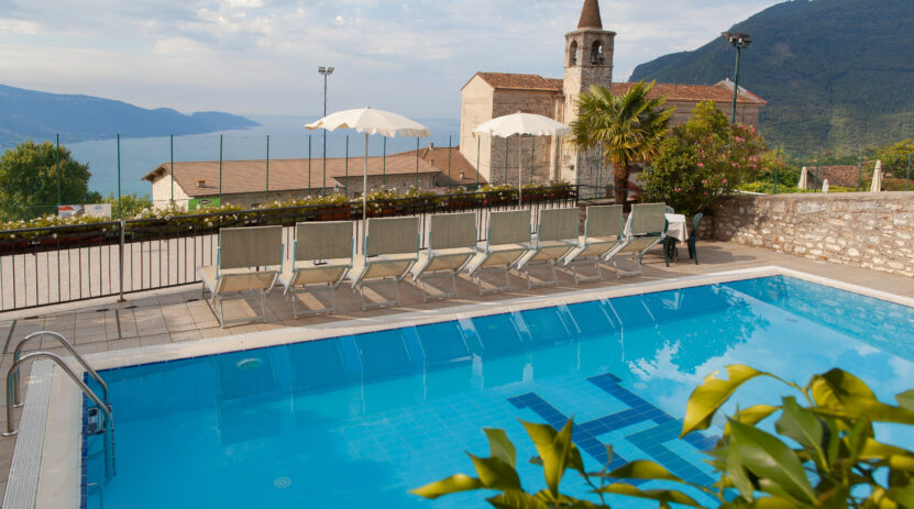 Piscina dell'Hotel Gallo, situato a Tignale sul lago di Garda